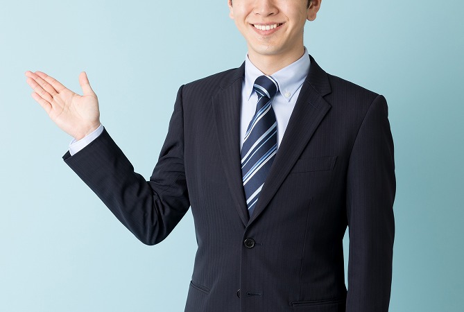 案内をする男性