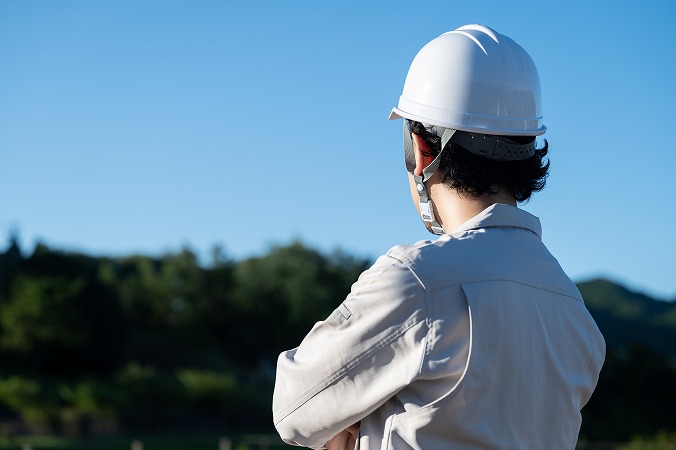 遠くを見る男性